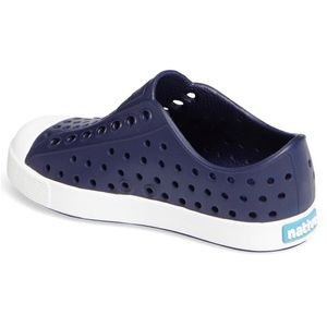 Boys/girls NATVIE slip ons 9C